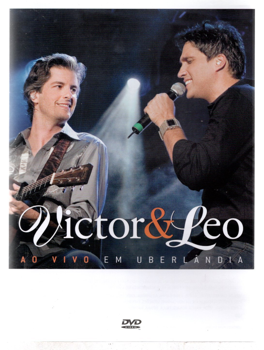a1f8d10fafd8ad65edb923bfe2eb51e0.jpg DVD Victor & Leo - Ao Vivo Em Uberlândi - Imagem 1