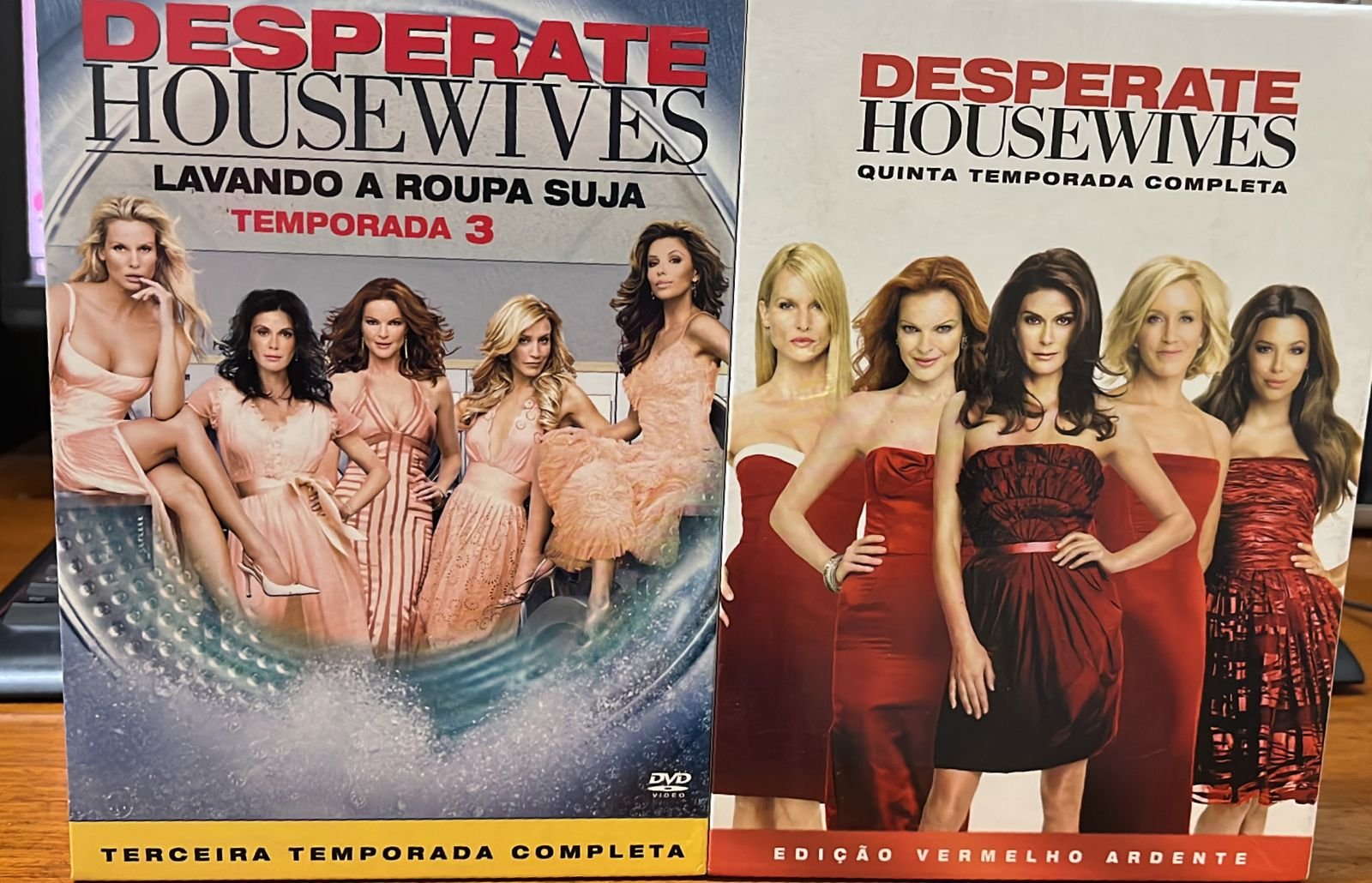 e8b3eb6f30e4cde2eff7133533cc8a69.jpeg KIT 2 BOX DESPERATE HOUSE WIVES - TEMPORADA 3 E 5 - Imagem 1