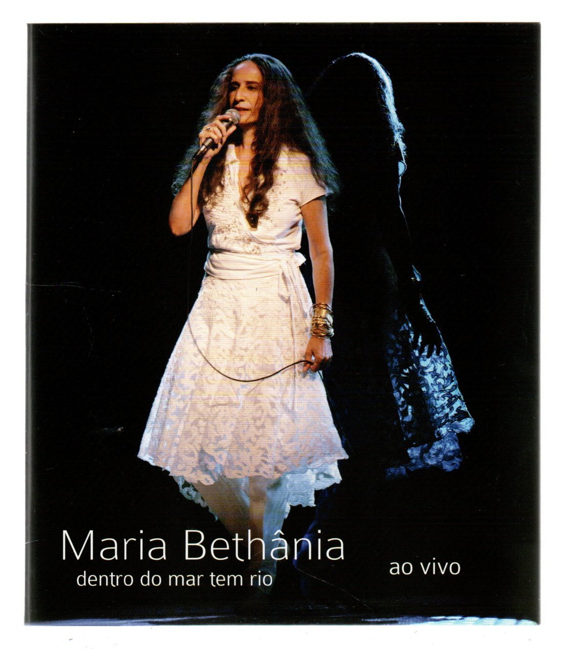 9694911fe6b46a7e07c81d372b3dcdfe.jpg Blu-ray Maria Bethânia - Dentro do mar tem rio Ao vivo - Imagem 1